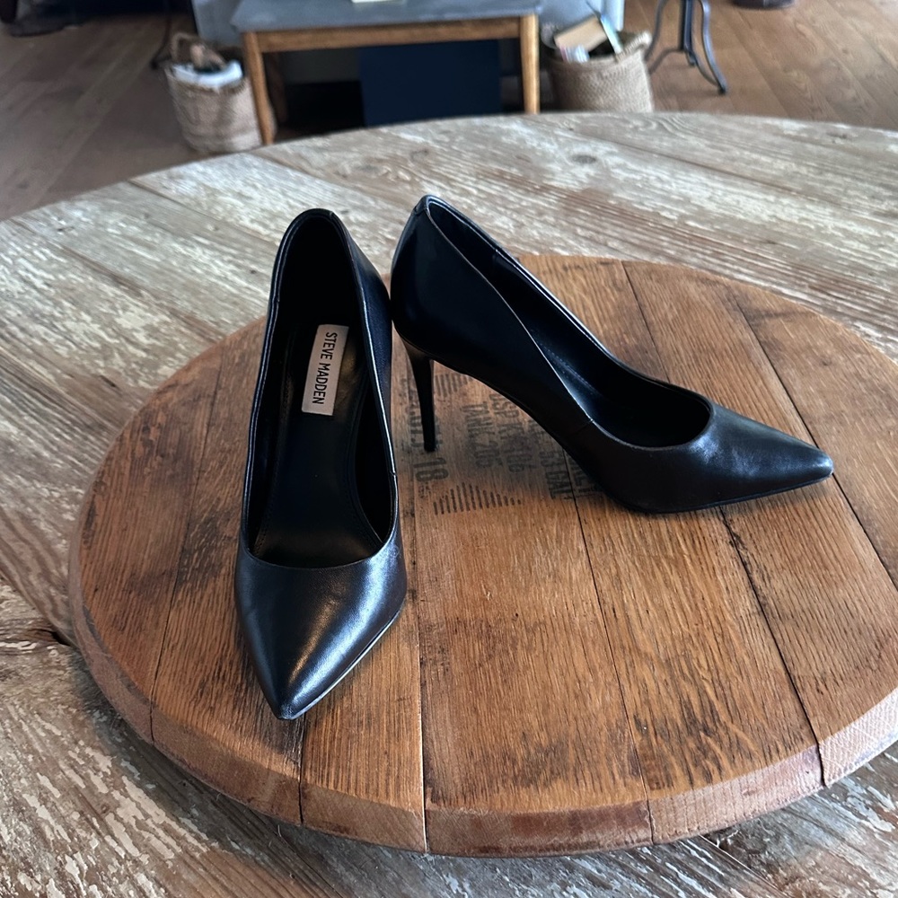 Steve Madden All Black Leather Pumps